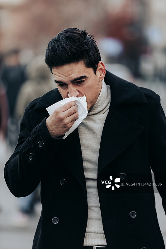 男人在街上擤鼻涕图片素材
