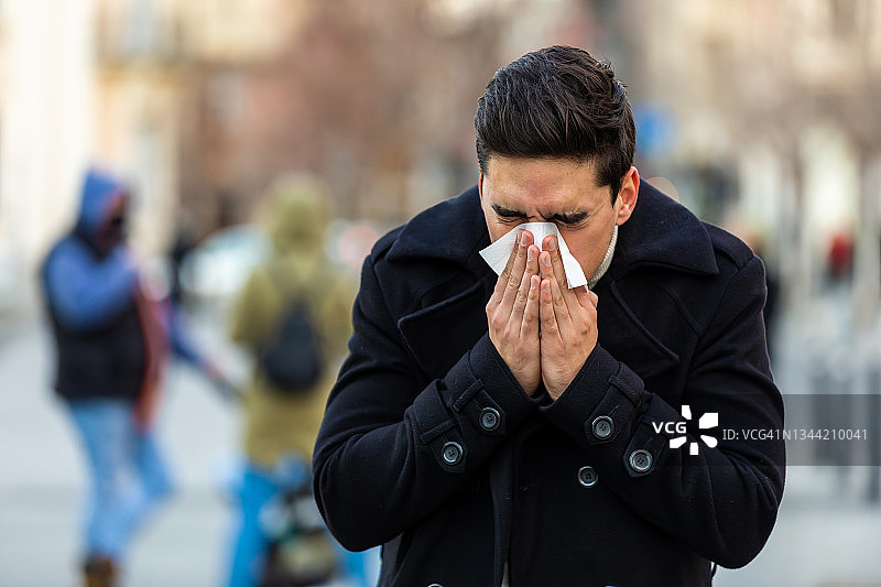 男人在街上擤鼻涕图片素材