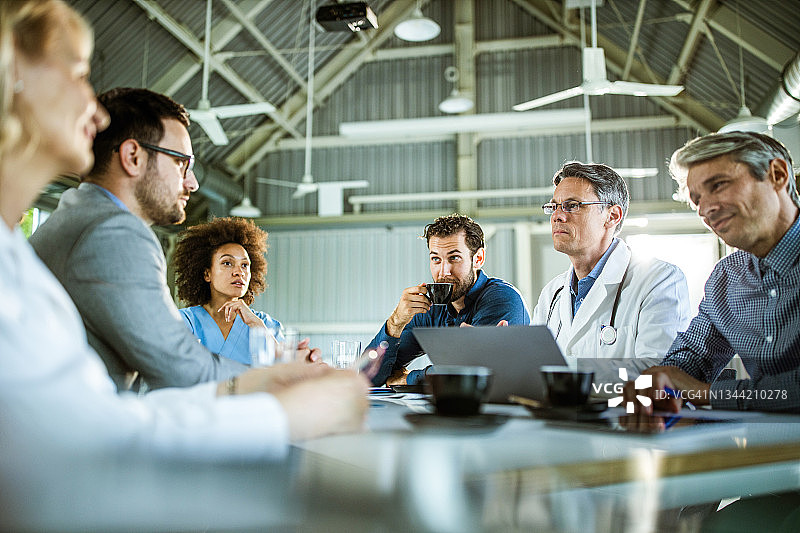 医生和商人在办公室开会图片素材