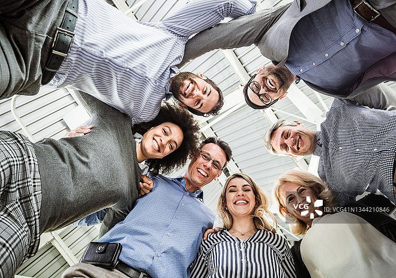 快乐的商务团队的仰视角度照片图片素材