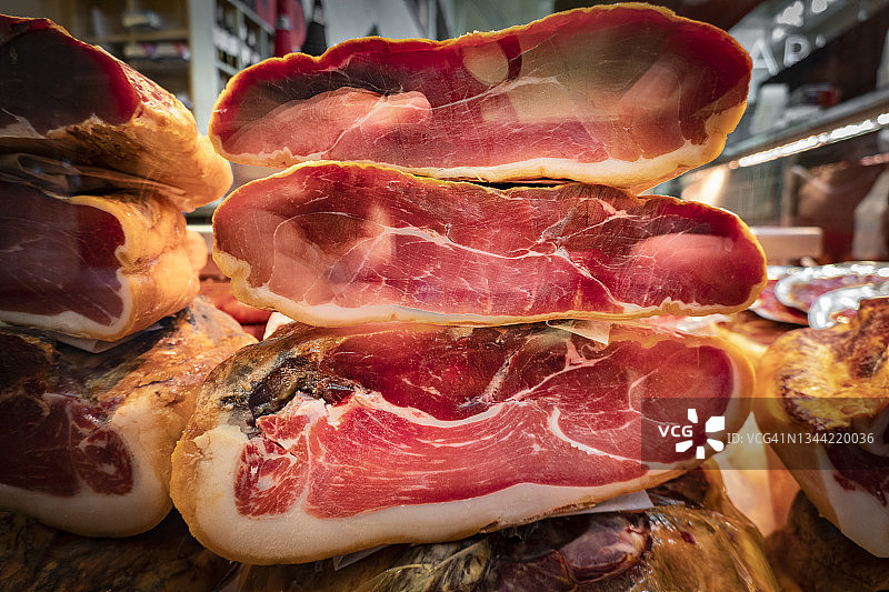肉店里的塞拉诺火腿图片素材