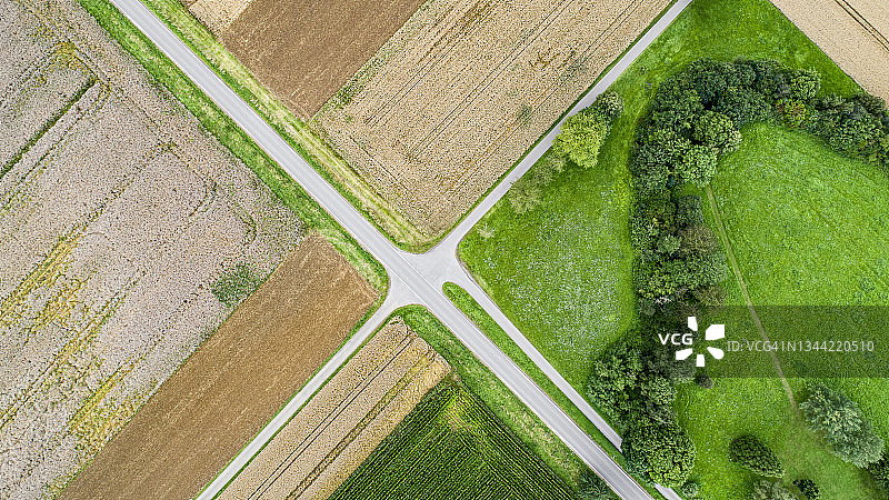 乡村公路交叉口俯瞰图片素材