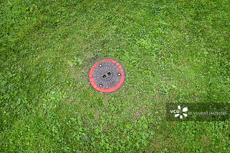 草地上的金属盖子图片素材