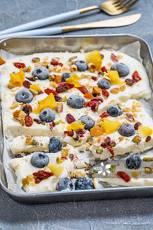 冷冻酸奶配浆果和坚果图片素材