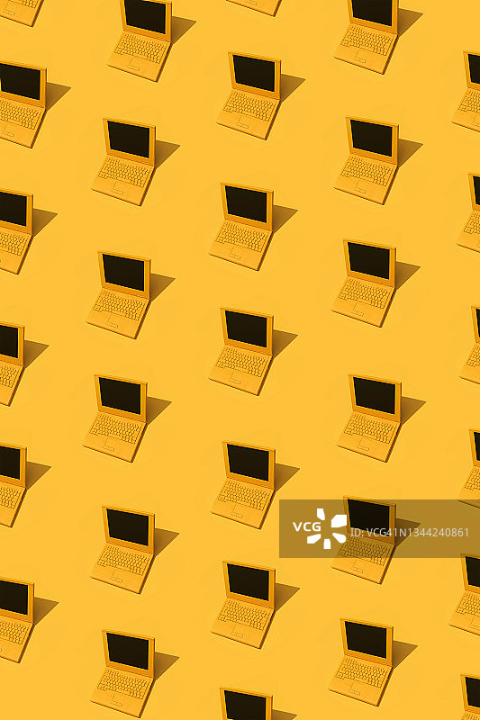 黄色背景上的黄色笔记本电脑图片素材