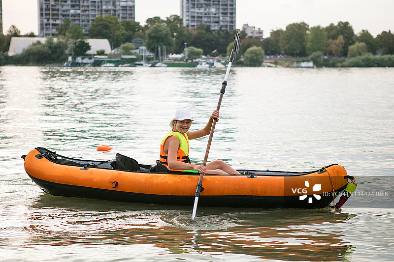 青少年在湖上享受皮划艇的乐趣图片素材