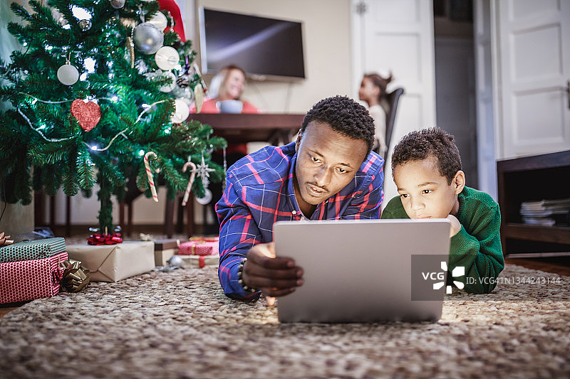 线上寻找圣诞礼物图片素材