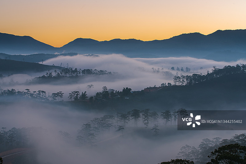 孔敬山谷的雾天图片素材