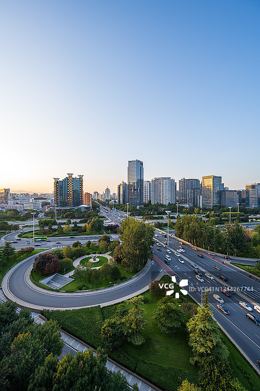 北京道路日落时分的交通航拍图片素材
