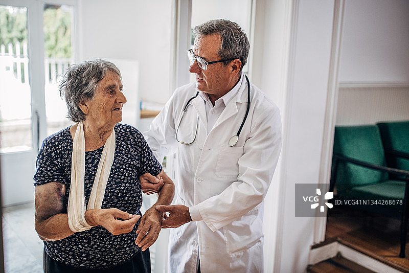 疗养院里的一位医生和一位病人图片素材