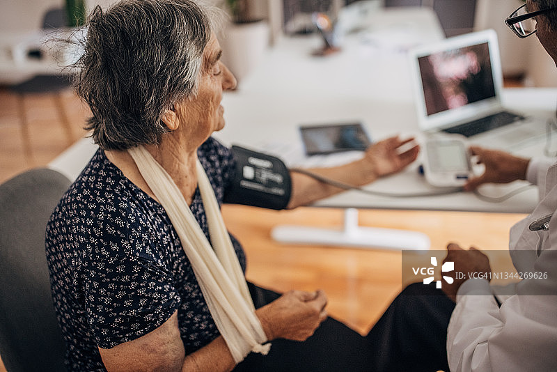 医生测量病人的血压图片素材