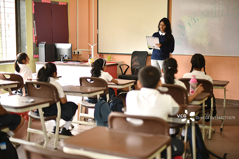 老师在教室里点名图片素材