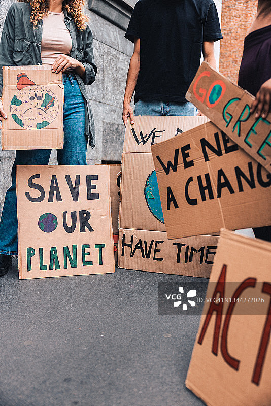 学生和年轻人抗议气候紧急情况图片素材