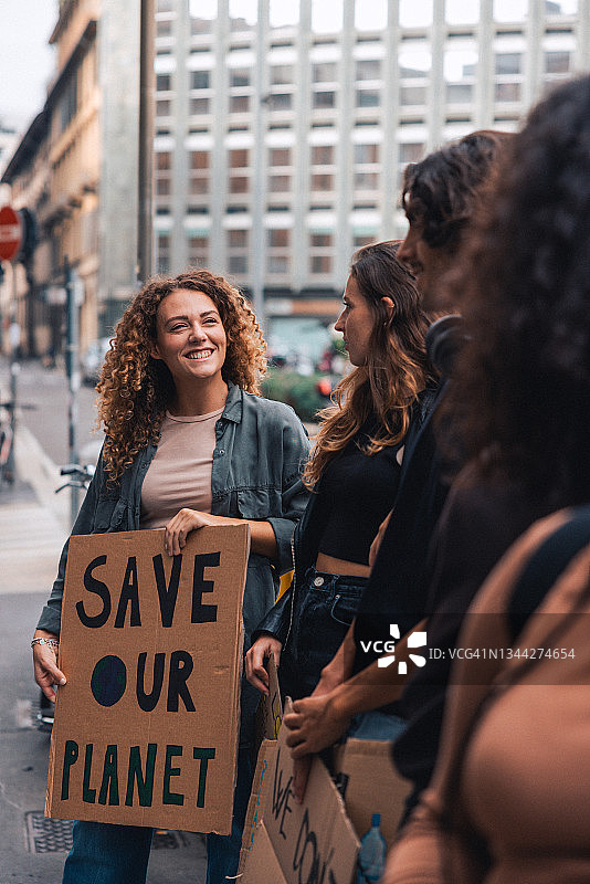 学生和年轻人抗议气候紧急情况图片素材