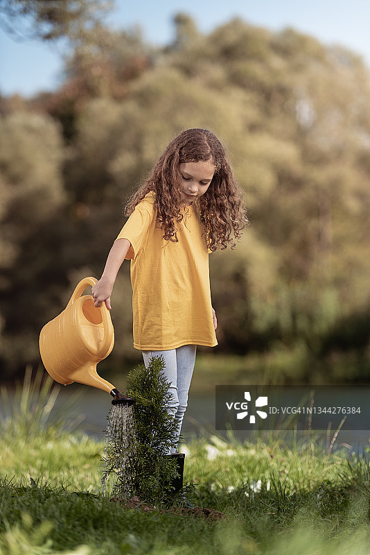 女孩在浇花图片素材