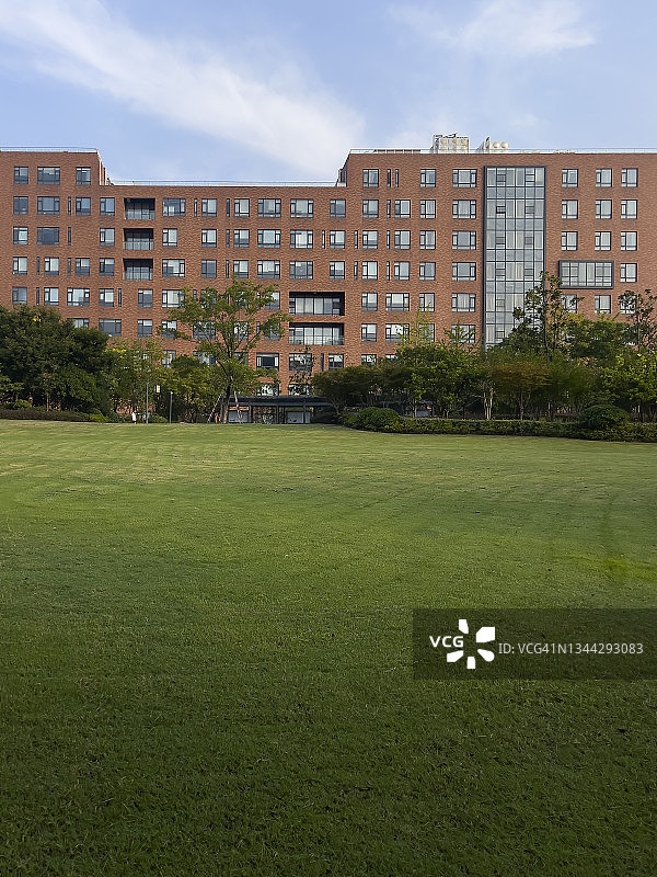 红色现代建筑前的草坪图片素材