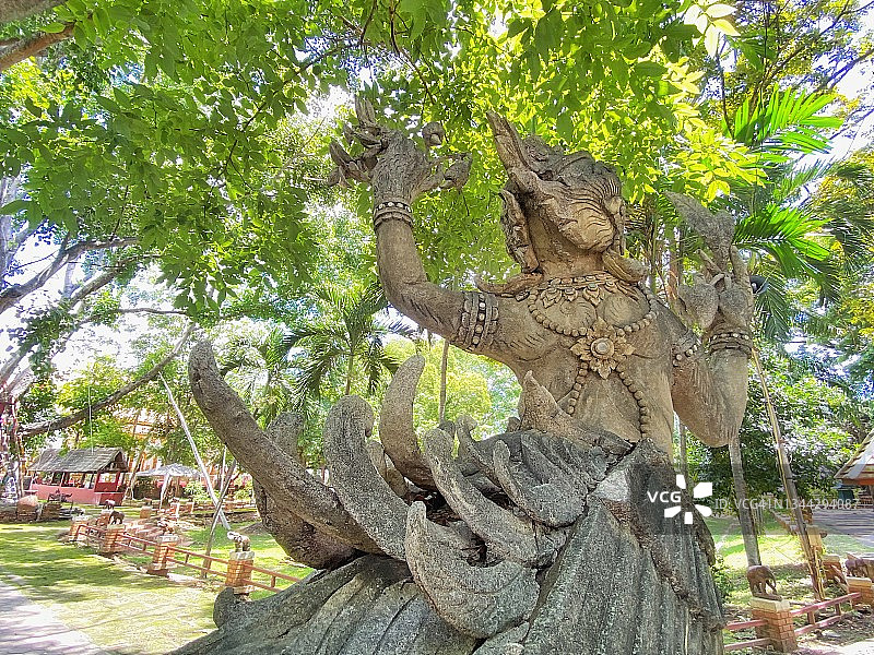 泰国寺庙里美丽的金娜丽（人头鸟身）雕塑图片素材