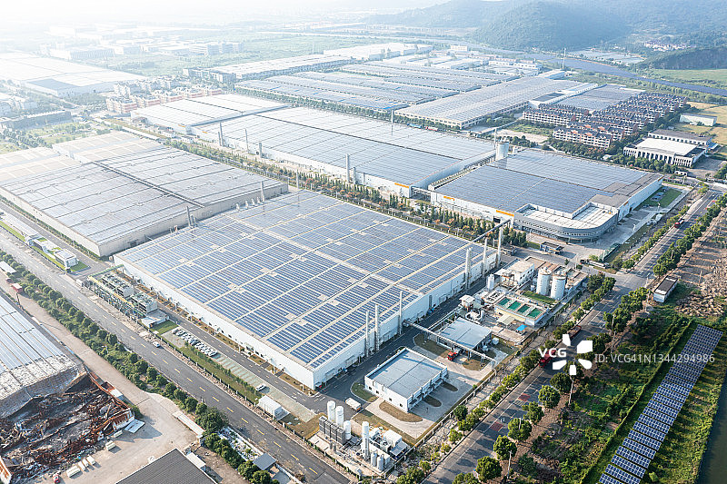 工厂屋顶的太阳能电池板图片素材