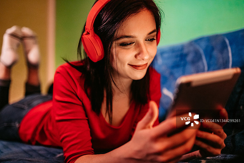 女人用平板电脑进行视频通话图片素材