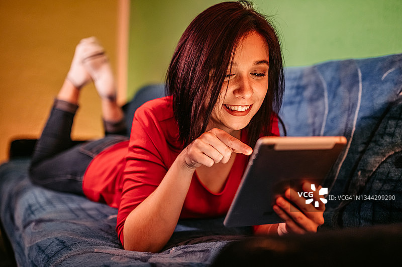 女人用平板电脑进行视频通话图片素材