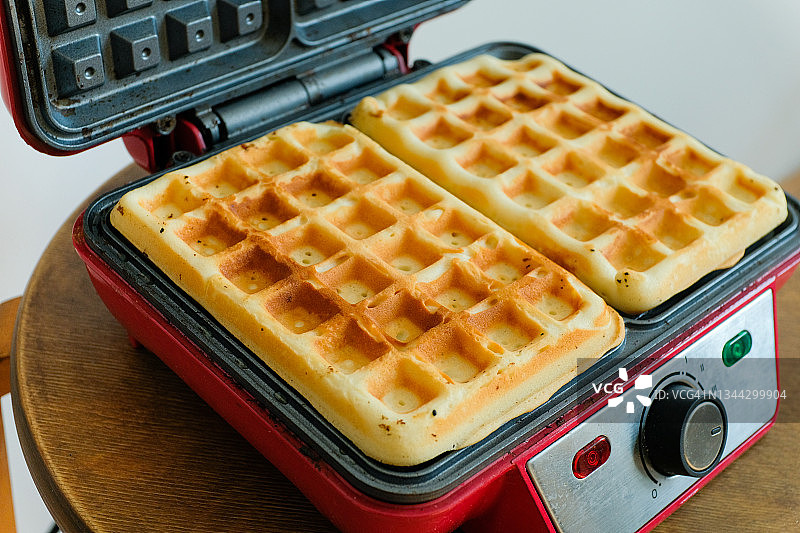 新鲜出炉的华夫饼：家庭食谱烹饪理念图片素材