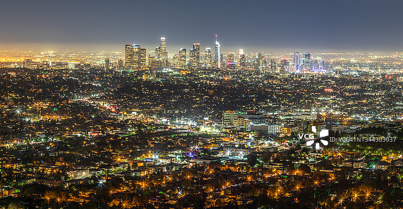 夜晚的洛杉矶金融区天际线景色图片素材