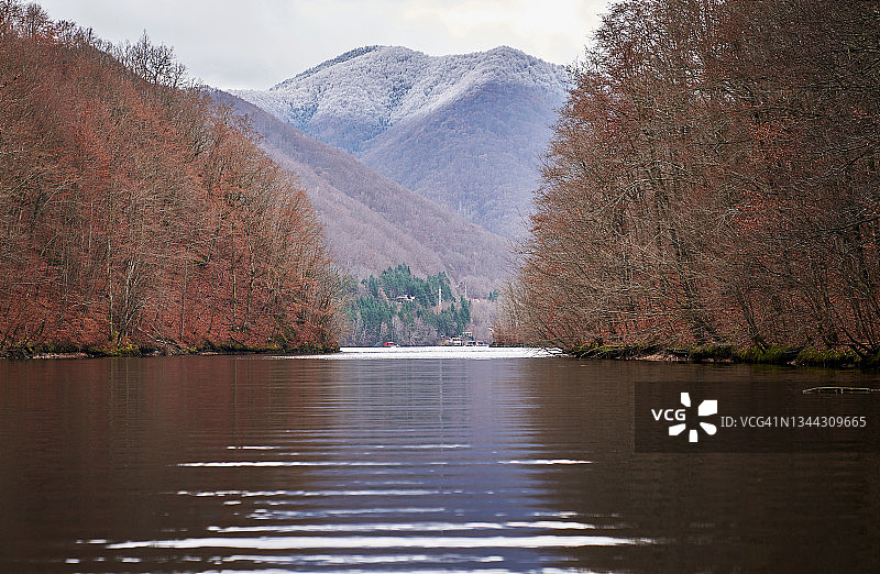 秋季主题：顺流而下，忧郁的景色图片素材