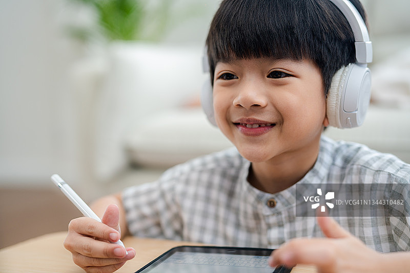 亚洲男孩在线做作业图片素材