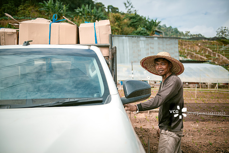 农民在农场关上皮卡车的车门图片素材