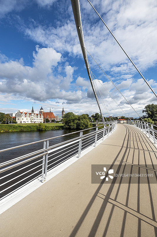 德绍：具有历史天际线的现代桥梁（萨克森-安哈尔特州，德国）图片素材
