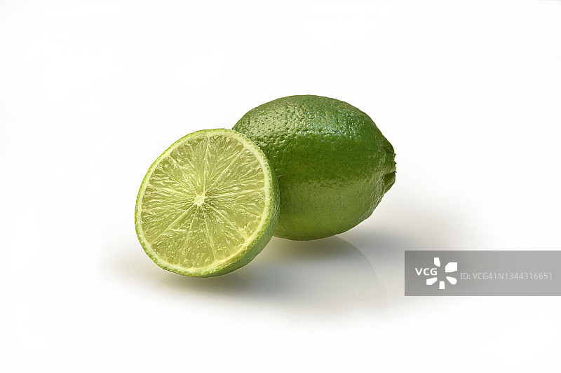 完整青柠与切半青柠图片素材