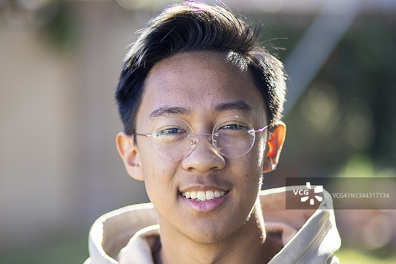 年轻菲律宾男人的肖像图片素材