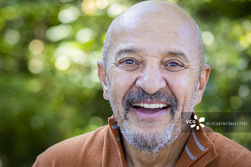 无忧无虑的年长黑人男子肖像图片素材