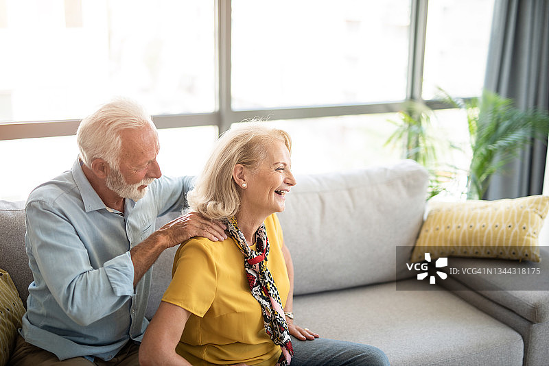 快乐的老年妇女接受丈夫的放松按摩图片素材