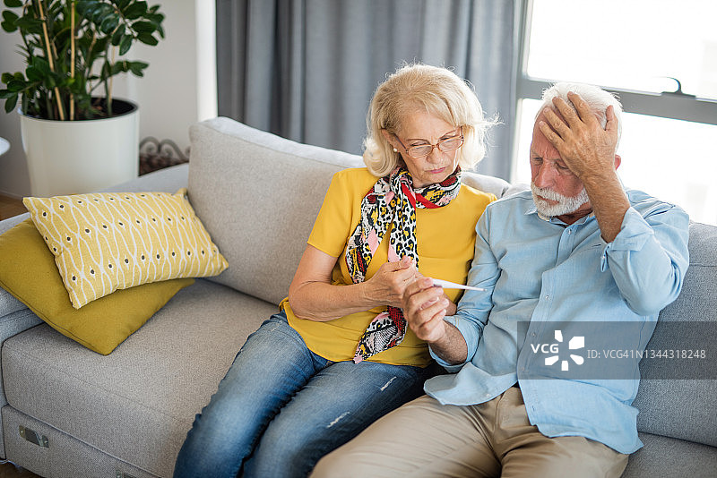 年长的男人身体体温过高图片素材