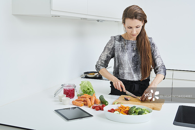 在厨房工作的漂亮女人图片素材