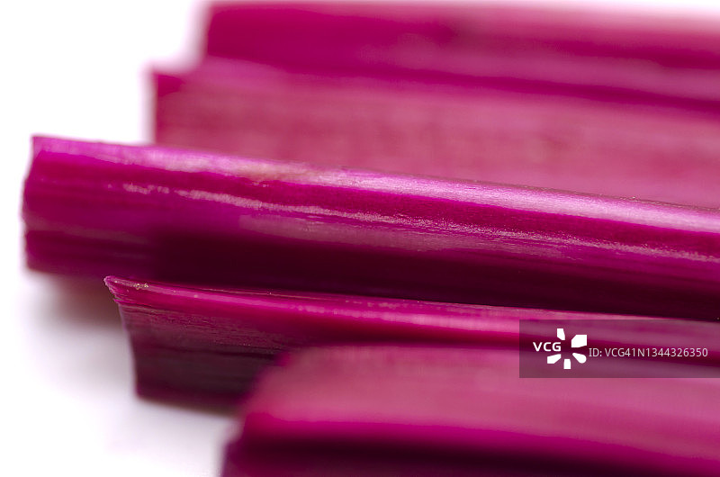 白色背景上的新鲜甜菜根茎特写图片素材