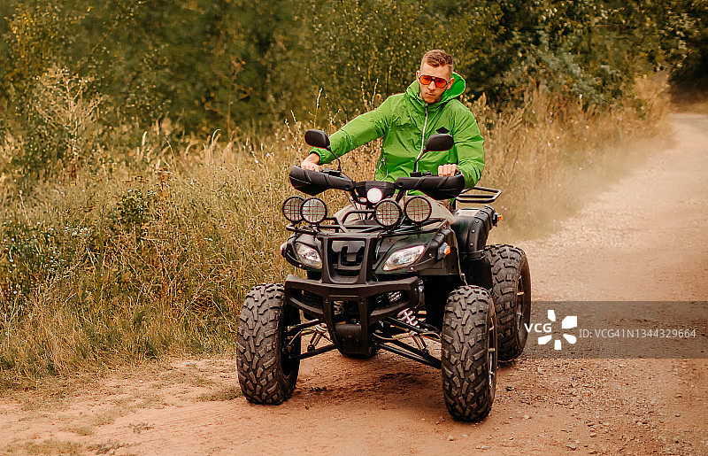 在自然中骑四轮摩托车图片素材