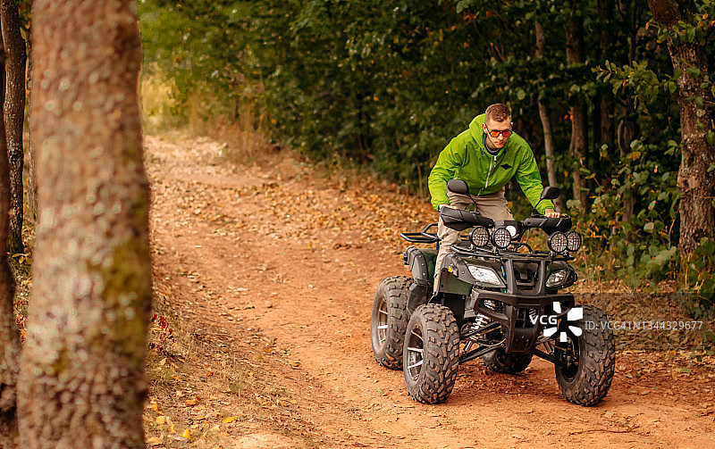 在自然中骑四轮摩托车图片素材