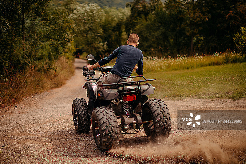 在自然中骑四轮摩托车图片素材