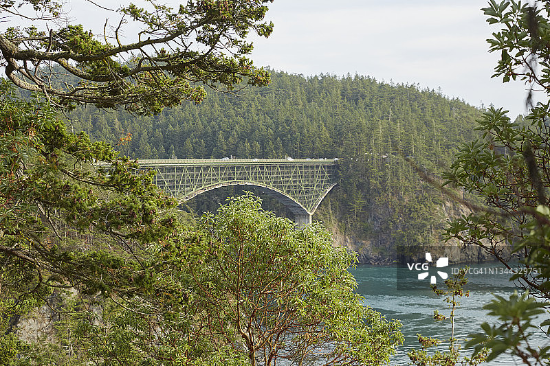 华盛顿州普吉特海峡上的迪ception Pass大桥远景图片素材
