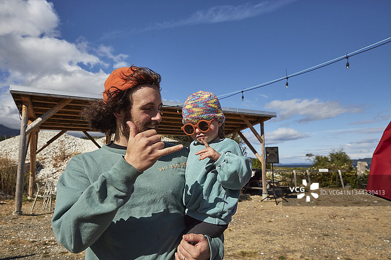 父亲抱着女儿在舞台前跳舞图片素材