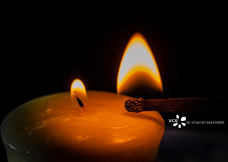 点燃的火柴和燃烧的蜡烛图片素材