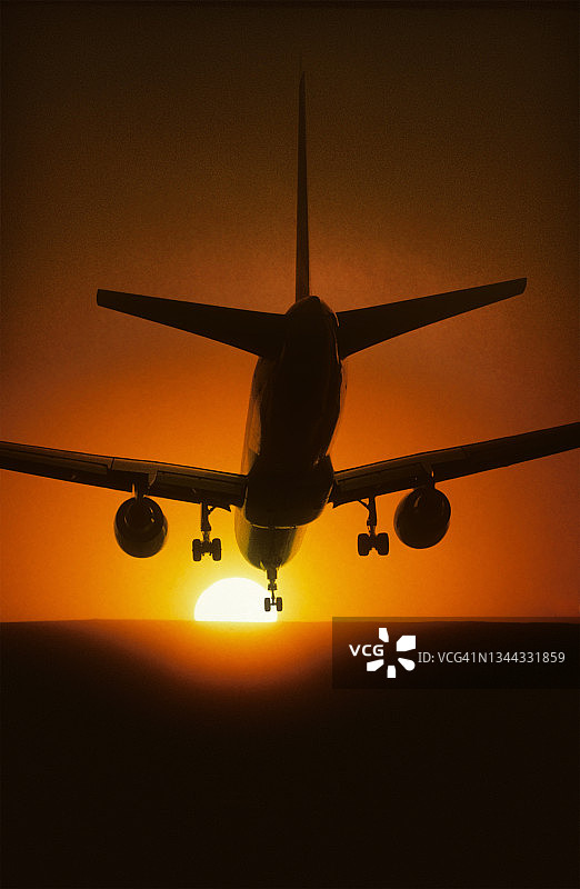 在洛杉矶国际机场阳光下着陆的波音757图片素材