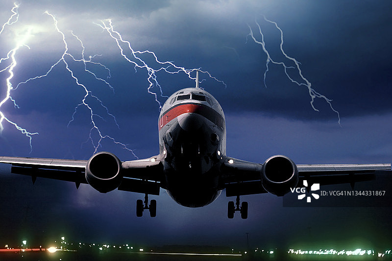 波音737客机在雷暴背景下起飞图片素材