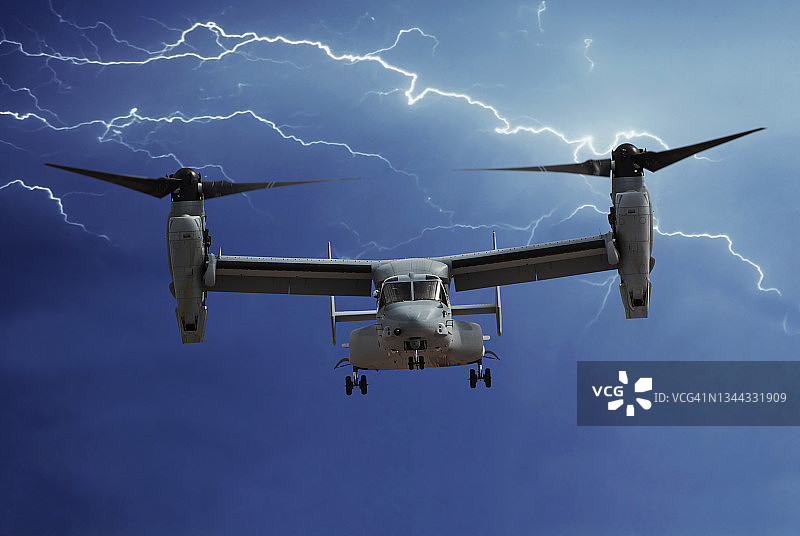 闪电中的美国海军陆战队贝尔/波音MV-22鱼鹰倾转旋翼机正面图图片素材