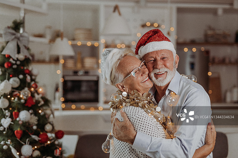 老年夫妇准备圣诞节图片素材