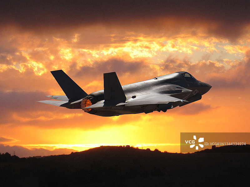 美国海军陆战队洛克希德·马丁公司F-35B“闪电II”隐形战斗机在日落时起飞图片素材
