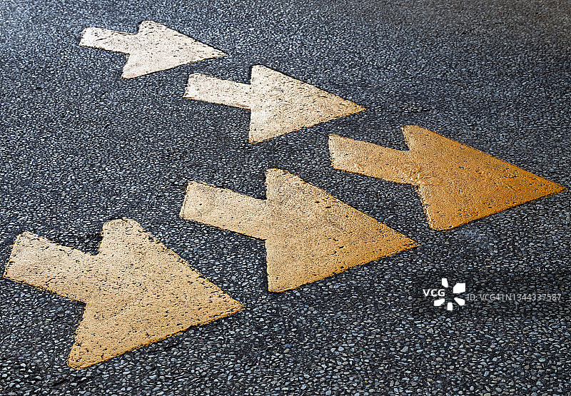 五支黄色箭头图片素材