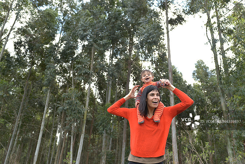 母亲和孩子们享受大自然图片素材